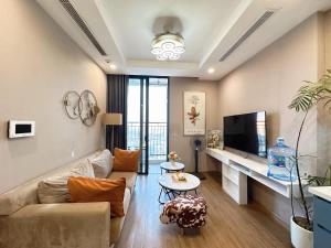 Μια τηλεόραση ή/και κέντρο ψυχαγωγίας στο Jolie Apartment Vinhomes Green Bay