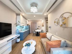 Μια τηλεόραση ή/και κέντρο ψυχαγωγίας στο Jolie Apartment Vinhomes Green Bay