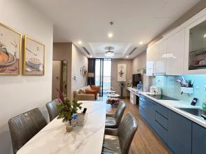 Η κουζίνα ή μικρή κουζίνα στο Jolie Apartment Vinhomes Green Bay