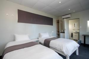 En eller flere senge i et værelse på SleepOver Colesberg