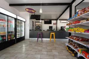 Et supermarked eller andre butikker på hotellet eller i nærheden