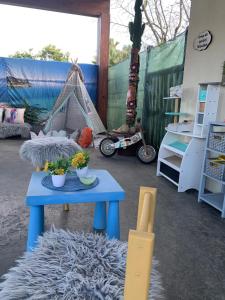 a blue table with flowers on it next to a tent at Casa de sueños Benasha con piscina, zona infantil y parking privado in Deltebre