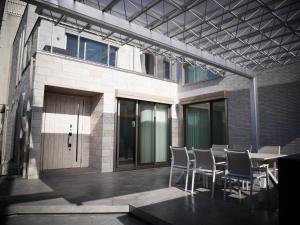 un tavolo e delle sedie davanti a un edificio di 富津 Fun Base a Futtsu