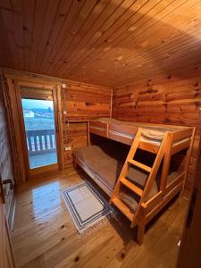 Ένα ή περισσότερα κρεβάτια σε δωμάτιο στο Cozy Wooden Cottage