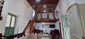 Una televisión o centro de entretenimiento en IRENE'S village home