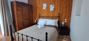 Una cama o camas en una habitación de IRENE'S village home