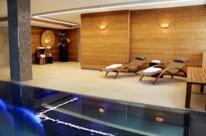 Hồ bơi trong/gần ARTHOTEL Herrsching