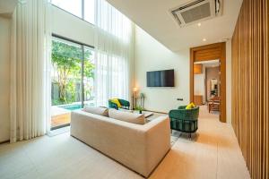 Μια τηλεόραση ή/και κέντρο ψυχαγωγίας στο Teak 41BR Pool Villa Bang Tao Airport Shuttle