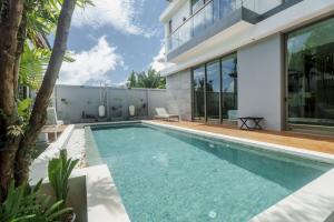 Πισίνα στο ή κοντά στο Teak 41BR Pool Villa Bang Tao Airport Shuttle