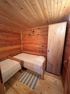 Ένα ή περισσότερα κρεβάτια σε δωμάτιο στο Cozy Wooden Cottage