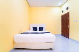 Ένα ή περισσότερα κρεβάτια σε δωμάτιο στο Berkah Guest House Prambanan By ARBA +16 φωτογραφίες