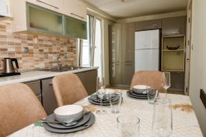 Kuchyň nebo kuchyňský kout v ubytování 33rd floor luxury apartment spa & fitness