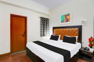 a bedroom with a large bed in a room at Super OYO Collection O Alambagh Formerly BM Palace in Lucknow