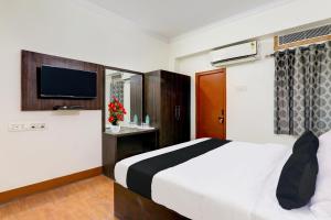 Postel nebo postele na pokoji v ubytování Super Collection O Alambagh Formerly BM Palace