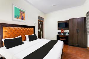 Postel nebo postele na pokoji v ubytování Super Collection O Alambagh Formerly BM Palace