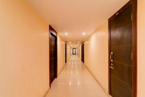 a long corridor with a long corridore with a door at Super OYO Collection O Alambagh Formerly BM Palace in Lucknow