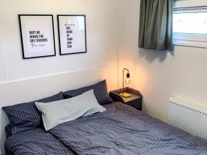 En eller flere senge i et værelse på Süsel Seeparx Ferienhaus Seehütte 25