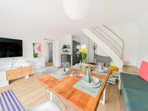 un salon avec une table et une salle à manger dans l'établissement Ferienhaus am Ringwall 19, à Duhnen