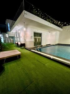 Bazén v ubytování Elinor Villa nebo v jeho okolí