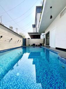 Bazén v ubytování Elinor Villa nebo v jeho okolí