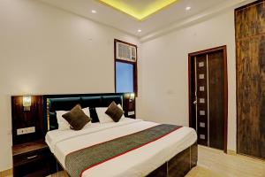 a bedroom with a large bed in a room at Super Collection O Sector 55 Noida Near Noida Stadium in Noida