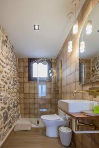 a bathroom with a tub and a toilet and a sink at Portal Fosc Suites in Peniscola