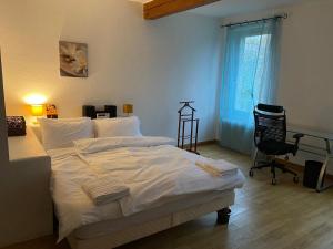 ein Schlafzimmer mit einem Bett, einem Schreibtisch und einem Stuhl in der Unterkunft Au bonheur des vacances in Verdun-sur-Garonne + 43 Fotos