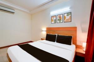 Una cama o camas en una habitación de Super Hotel O Thimmaiah Rd Rajajinagar