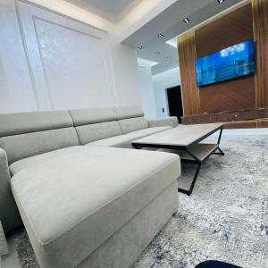 een woonkamer met een bank en een tafel bij Rent room 999 in Samarkand