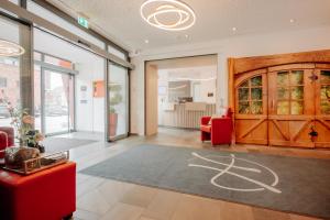 eine Lobby mit einer Tür, auf der ein Fahrrad aufgemalt ist in der Unterkunft INSIDE Nordhorn by Hackmann in Nordhorn