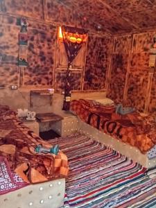 Siwa Gardenia Cottage اكواخ سيوة جاردينيا في سيوة: غرفة بسريرين وسجادة