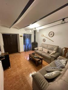 una sala de estar con un sofá y una mesa en VILLA ROBLES, en Santisteban del Puerto