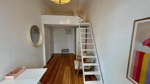 een kamer met een ladder en een trap bij STACEY Downtown in Hamburg