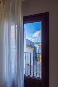 ein Fenster mit Blick auf einen Balkon in der Unterkunft Portal Fosc Suites in Peñíscola
