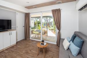 TV a/nebo společenská místnost v ubytování Waterman Beach Village