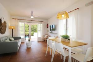 TV a/nebo společenská místnost v ubytování Villa Las Marinas 3, piscina y a 5 minutos del mar