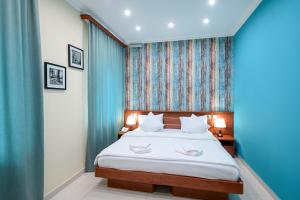 Una cama o camas en una habitación de Arda Golden Hotel Yerevan