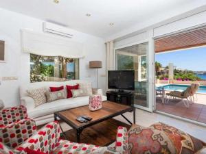 Телевизор и/или развлекательный центр в VILLA LANTANA -Vistas únicas al puerto de Mahón