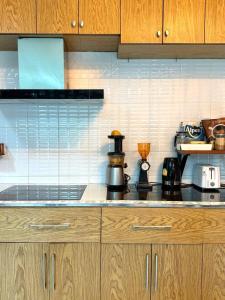 een aanrecht met een koffiezetapparaat bij Office 3 in Bangkok +26 foto's