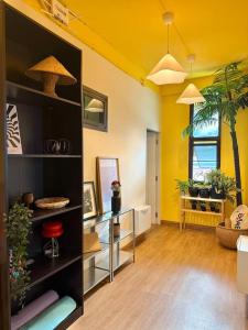 een woonkamer met gele muren en houten vloeren bij Office 3 in Bangkok