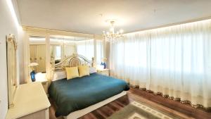 een slaapkamer met een groot bed en een kroonluchter bij Villagalicia360 in Bergondo