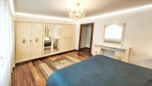 een slaapkamer met een blauw bed en een spiegel bij Villagalicia360 in Bergondo