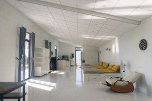 Habitación blanca grande con cama y sofá en THỎ NON GARDEN CLOUDY OCEAN VIEW, en Blao Srê 12 fotos más