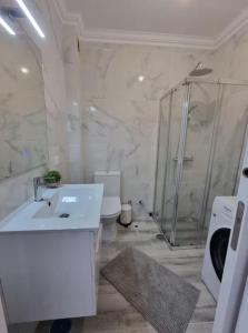 Ένα μπάνιο στο Bella Sunset Holidays - 3 min da Praia da Mareta