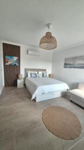 Ένα ή περισσότερα κρεβάτια σε δωμάτιο στο Bella Sunset Holidays - 3 min da Praia da Mareta +20 φωτογραφίες