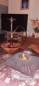 uma mesa com uma lâmpada em cima de uma mesa em Appartement partagé em Yverdon-les-Bains