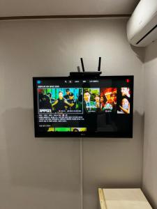 Un televizor și/sau centru de divertisment la STAYV 스테이브 장안 - cozy room in 답십리 동대문