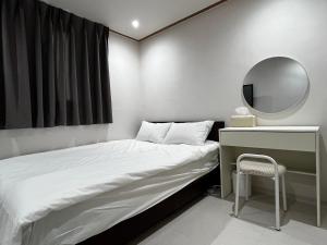 Un pat sau paturi într-o cameră la STAYV 스테이브 장안 - cozy room in 답십리 동대문