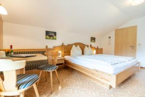 En eller flere senge i et værelse på Landhaus Am Fellhorn + 37 billeder