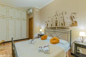 une chambre avec un lit avec des chaussures dessus dans l'établissement Bari Antica Boutique B&B, à Bari